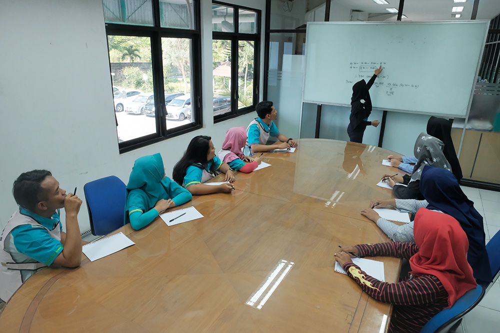 Young workers in Indonesia receive training as part of an access-to-decent-work-for-youth programme