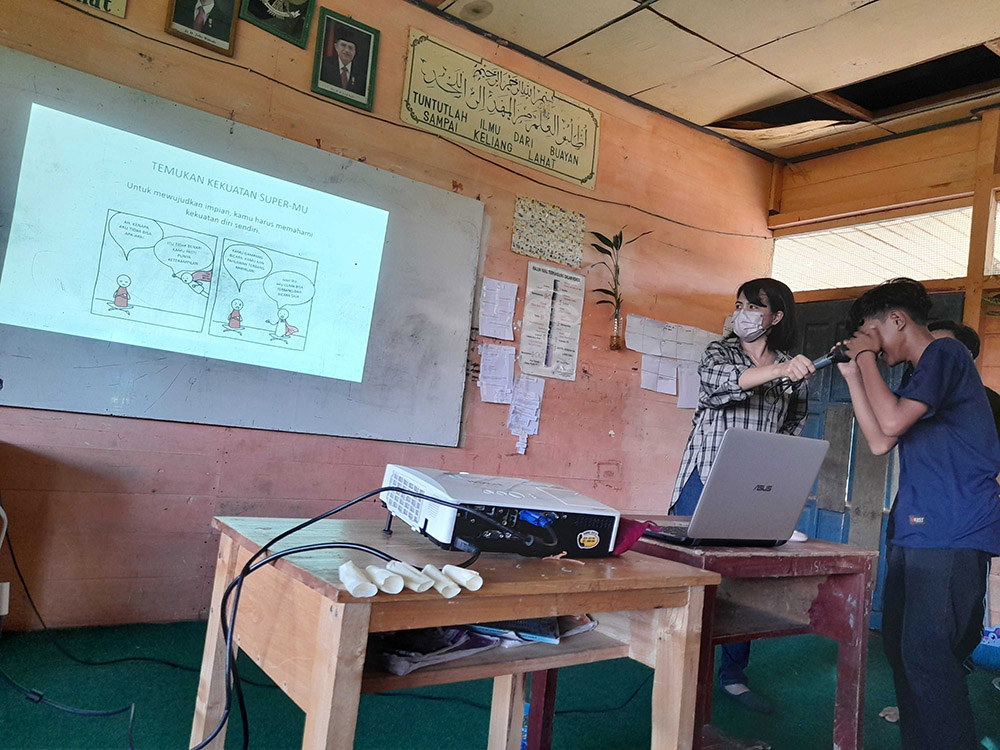 Training villagers from a rural rattan community in Indonesia on child rights and child labour